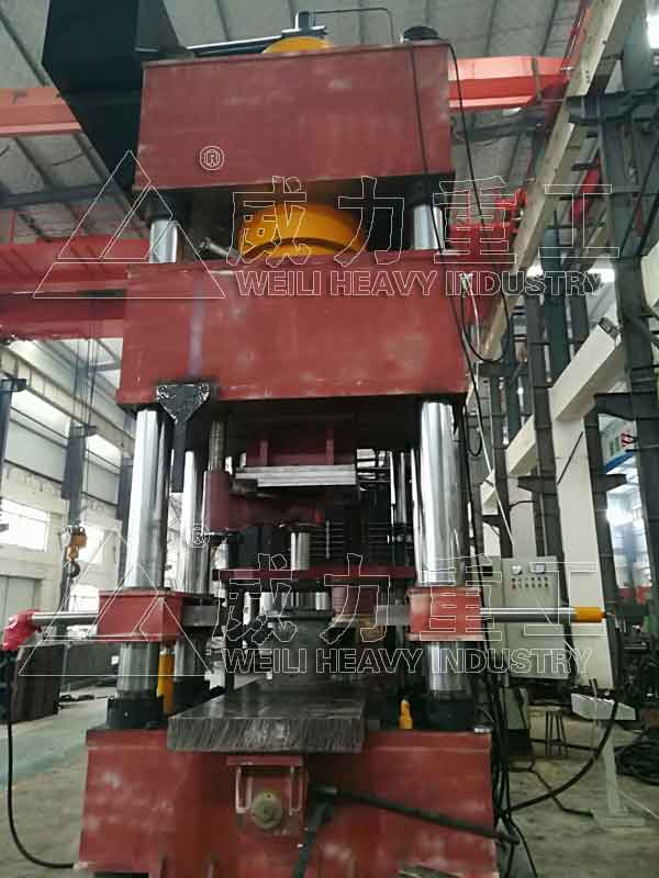 1000噸四柱液壓機加工現場