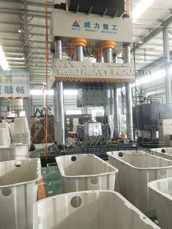 萊蕪客戶采購玻璃鋼化糞池液壓機加工現場