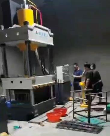 復(fù)合漏糞板液壓機客戶使用現(xiàn)場